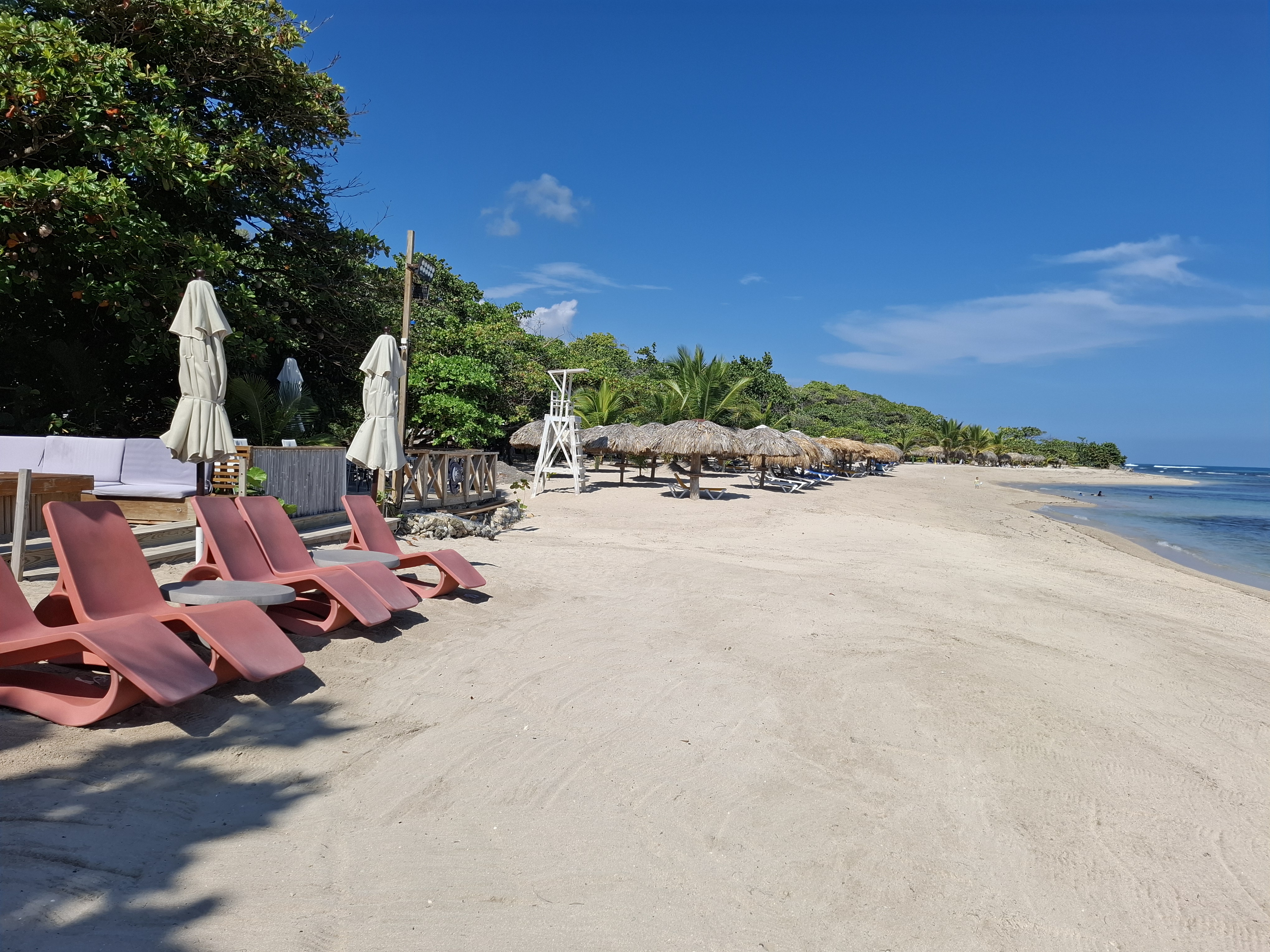 Beach and pool in Costambar